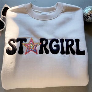 Moletom bordado Stargirl, pulôver com estampa de estrela retrô, suéter com estética Y2K, blusa fofa com letras ousadas, gola redonda estilo disco aconchegante