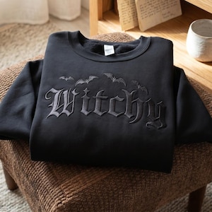 刺繍入り魔女風トーンオントーンスウェットシャツ、コウモリとほうきのハロウィンセーター、さりげない魔女コスチューム、カスタムスプーキーシーズンクルーネック