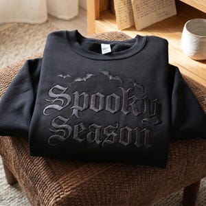 刺繍入りスプーキーシーズンスウェットシャツ、さりげないハロウィンコウモリクルーネック、ミニマルな秋のセーター、カスタムスプーキーシャツ、ハロウィントーンオントーン