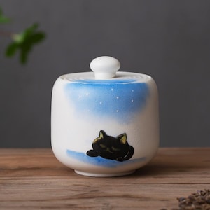 手描きの空に眠る黒猫の陶器製ペット用骨壷、パーソナライズされたお土産、名前が刻印された猫用ペット用陶器製骨壷