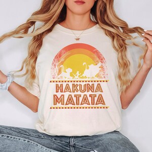 Camiseta con frase "Hakuna Matata", camiseta de película retro de dibujos animados, camiseta de vacaciones con silueta de animal, camiseta con frase "Visita al parque", camiseta con frase "No te preocupes" de temática africana