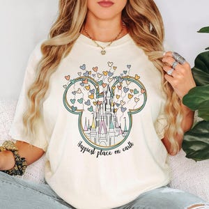 Il posto più felice della Terra, maglietta "Vacanza Disney", maglietta "Viaggio in famiglia", abbigliamento per i frequentatori dei parchi, maglietta "Regno magico", design del castello, cartone animato nostalgico