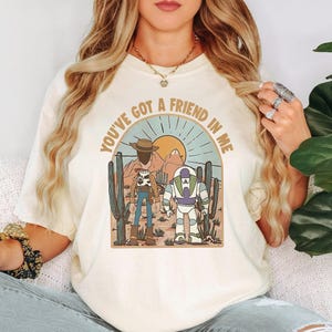 Camiseta "Você Tem um Amigo em Mim", Camiseta de Desenho de Faroeste Retrô, Camiseta de Relacionamento de Melhor Amigo do Cowboy Space Ranger, Citação de Hobby com Nostalgia de Filmes