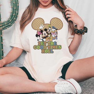 Camiseta de grupo de amigos de dibujos animados, camiseta de animación retro, camiseta con frase "Good Times Roll", camiseta de recuerdo de viaje al parque, camiseta de nostalgia cinematográfica