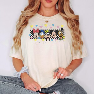 Chemise d'amis dessin animé mignon, t-shirt graphique à damier coloré, visages de personnages amusants, sweat-shirt animé à motif coeurs, art souriant joyeux