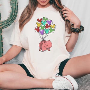 Camiseta de aficionado a la animación, camiseta de ubicación para visitantes de parques, camiseta para ocasiones especiales en viajes familiares, camiseta de regalo con un lindo personaje de Toy Story: Cerdo con globos de ratón