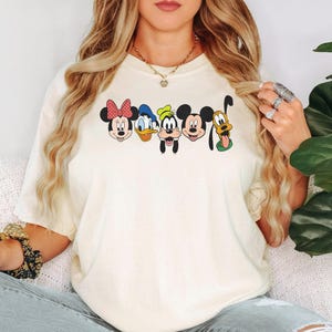 ディズニーバケーションシャツ、フレンズグループTシャツ、お揃いファミリーアウトフィットシャツ、テーマパーク旅行シャツ、漫画愛好家Tシャツ、親友旅行シャツ