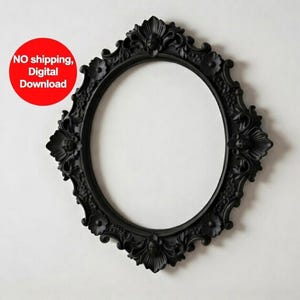 Könnte beinhalten: Schwarzer ovaler Bilderrahmen mit aufwendigen floralen Details. Der Rahmen hat ein dekoratives, Vintage-Design. Der Text "NO shipping, Digital Download" befindet sich in einem roten Kreis oben links.