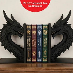 Könnte beinhalten: Schwarze Drachen-Buchstützen flankieren eine Reihe von Fantasy-Büchern. Die Buchstützen sind mit strukturierten Schuppen und Flügeln versehen. Die Bücher tragen Titel wie "Dragon's Legacy" und "Shadow Realms". Der Text "it's NOT physical item, No Shipping" befindet sich oben in der Mitte.