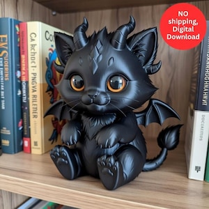 Puede incluir: Una figura negra de una criatura felina con cuernos, alas y cola, sentada en una estantería de madera. La figura tiene grandes ojos naranjas y está rodeada de libros. La imagen incluye el texto "NO shipping, Digital Download".