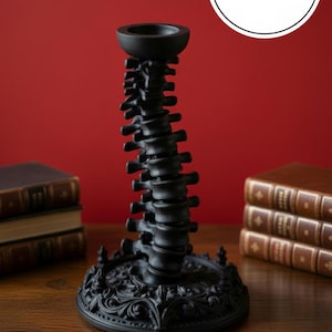 Op de afbeelding: Een set van drie keramische nestkommen in blauwe, groene en witte tinten. De kommen hebben een gespikkelde glazuur en een eenvoudig, modern ontwerp. De grootste kom heeft een diameter van ongeveer 15 cm.