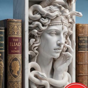 Pode incluir: Uma escultura em mármore branco de Medusa com cobras no cabelo, inserida em uma moldura retangular. A escultura é ladeada por livros antigos, incluindo "A Ilíada" de Homero. Um círculo vermelho com as palavras "DOWNLOAD DIGITAL" está no canto inferior direito.