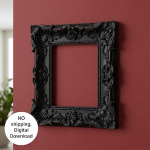 Puede incluir: Un marco de fotos negro y ornamentado con intrincados detalles florales y de volutas. El marco rectangular está montado en una pared roja. El diseño del marco es muy detallado y presenta una estética clásica y vintage.