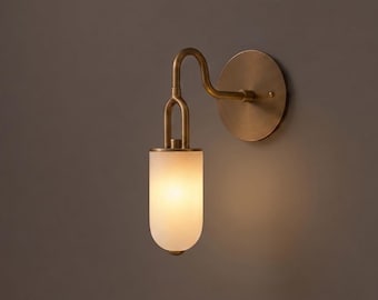 Aplique de parede cilíndrico de alabastro feito à mão, estilo moderno de meados do século XX, com arco de latão. Luminária de luxo para cabeceira, banheiro ou penteadeira.