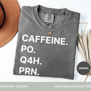 Camiseta de enfermera divertida: Cafeína PO Q4H PRN - Camiseta unisex con colores cómodos
