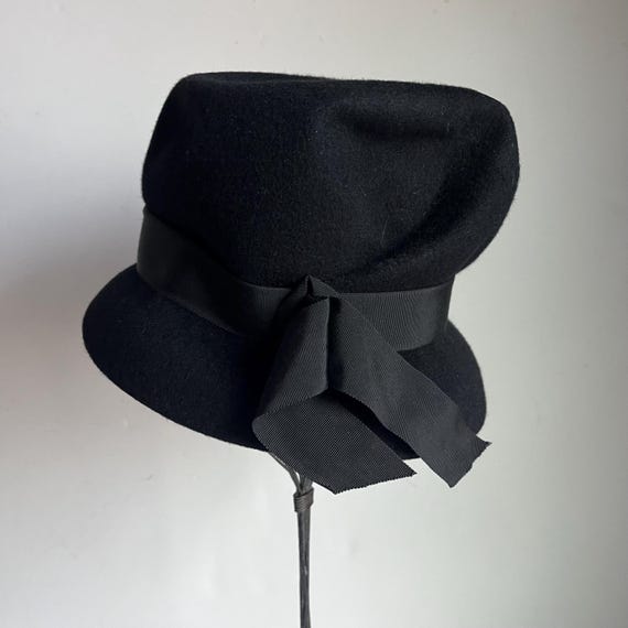 Vintage Ritz Black Wool Felt Hat With Ribbon Bow – Vintage  display picture 2