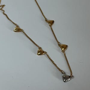 Collar vintage de Avon en tono dorado de los años 80, 4 dijes dorados y 1 dije plateado con diamantes de imitación blancos, 19&quot;, cierre de langosta