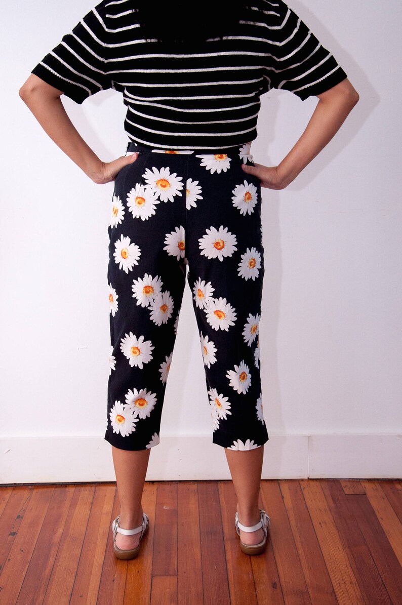 Briggs Petite Size 8P Vtg Daisy Shorts Daisy Pattern Capris 90s Daisy Fashion Black Capris with Flower Print Vintage Daisy Pants