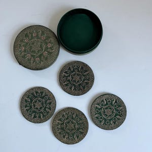 Vintage Green Embossed Coaster Set with Storage Box, Ornate Floral Design, Decorative Tableware, Retro Home Décor