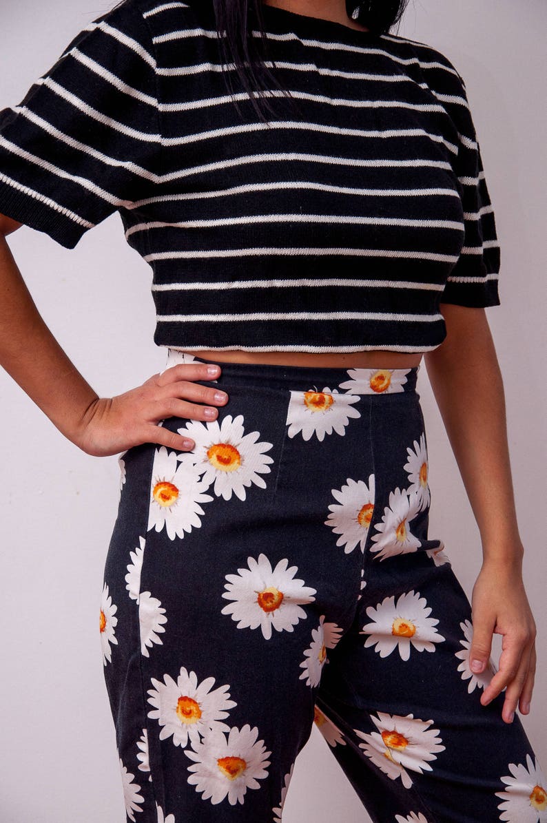 Briggs Petite Size 8P Vtg Daisy Shorts Daisy Pattern Capris 90s Daisy Fashion Black Capris with Flower Print Vintage Daisy Pants
