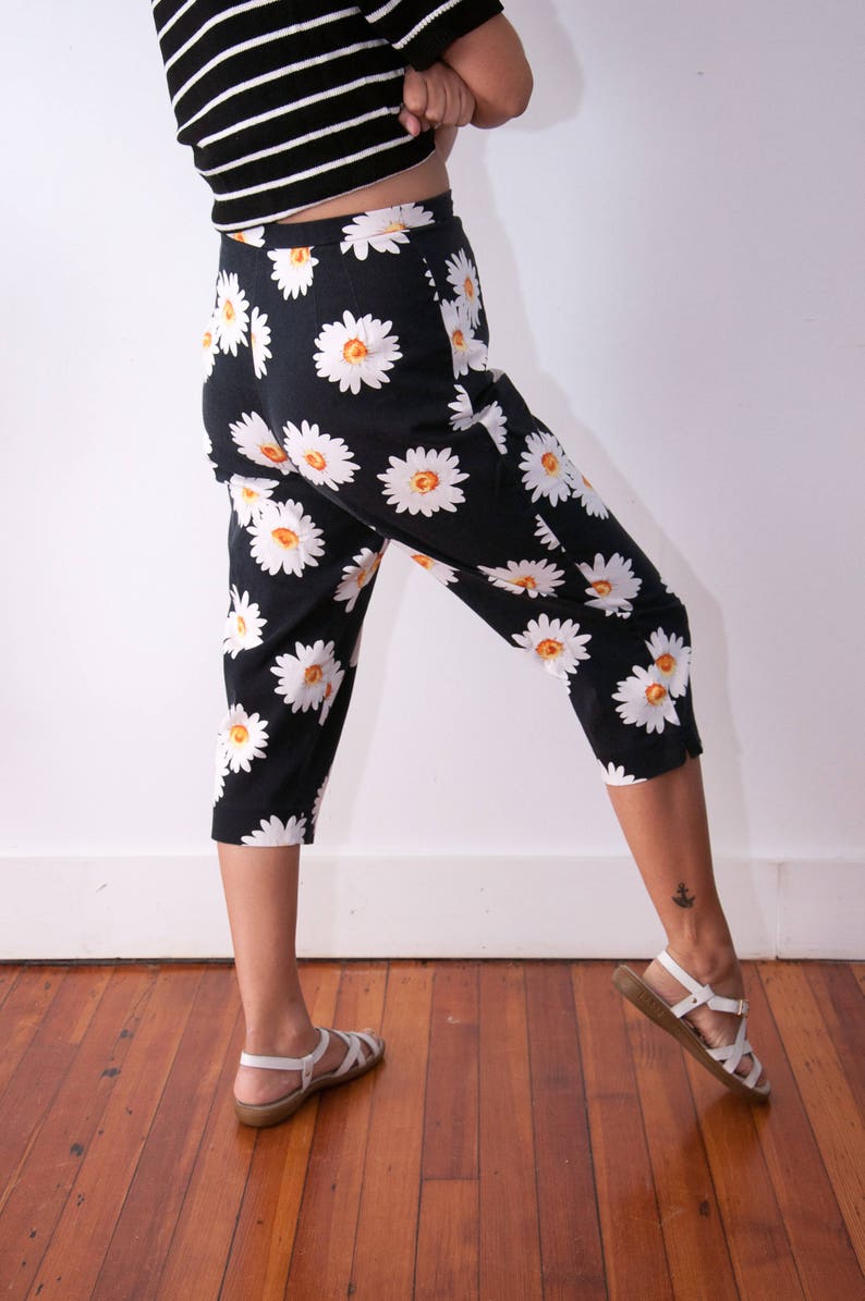 Briggs Petite Size 8P Vtg Daisy Shorts Daisy Pattern Capris 90s Daisy Fashion Black Capris with Flower Print Vintage Daisy Pants