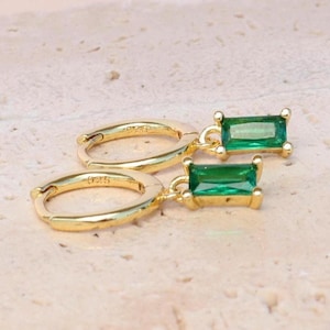 Delicados pendientes de esmeralda: aros con piedras preciosas baguette verdes vermeil en oro de 18 k