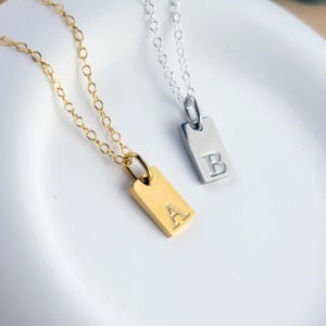 Collar con letras en oro o plata de ley • Delicado collar con dije y colgante con inicial grabada personalizada • Regalo de joyería personalizado para mujer