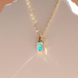 Collar pequeño de ópalo con piedra natal de oro: colgante personalizado de baguette de rubí y esmeralda, regalo para el Día de la Madre.