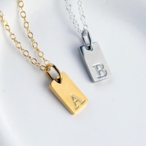 Aangepaste eerste tag letter ketting sterlingzilver of 18 kt goud vermeil kleine gepersonaliseerde bedel