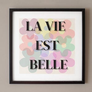 Poster La Vie Est Belle – Arte murale francese con fiori | Fiori colorati | Citazione positiva | Senza cornice | idea regalo