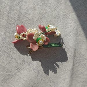 Pinza para el pelo con flores y cuentas hecha a mano: elegante accesorio para el pelo para mujer