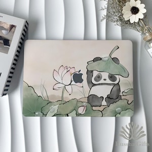 Może przedstawiać: Etui na laptopa z pandą w kapeluszu z liści, otoczoną kwiatami lotosu i liśćmi. Logo Apple jest zintegrowane. Paleta kolorów obejmuje odcienie zieleni, różu i beżu, tworząc spokojną estetykę inspirowaną naturą.