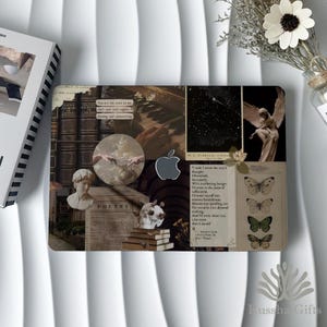 Op de afbeelding: Decoratieve laptop skin met een collage van vintage afbeeldingen. Het ontwerp bevat een piano, een sterrennachtscène, een engelenbeeld, vlinders en klassieke kunstelementen. Het Apple-logo is zichtbaar. De skin heeft een donkere, antieke uitstraling.