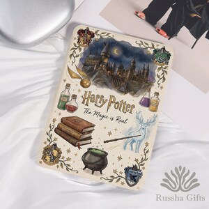 Può includere: Un oggetto decorativo rettangolare a tema Harry Potter con un'illustrazione ad acquerello del castello di Hogwarts sotto un cielo illuminato dalla luna. Il design include bottiglie di pozioni, libri, un calderone e il testo "Harry Potter The Magic is Real."