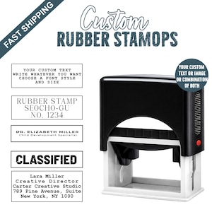 Op de afbeelding: Een zwart-witte aangepaste rubberen stempel met de tekst "Custom Rubber Stamps". De stempel heeft een zwarte bovenkant en een witte basis. Tekst op de stempel is "Your custom text or image or combination of both."