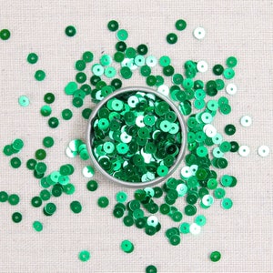Sequins & Beads // Kelly Green Metallic Sequins, Green Seed Beads, 4mm Flat Sequins, Sequin Appliqué, Felt Embellishment, Beads Size 11 Sequins