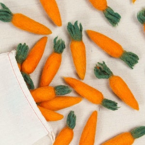 Carrots, Orange // Felt Shapes // Felt Pom Pom's, Wool Carrot, DIY Felt Garland, Waldorf Toys, Needle Felting, Wool Vegetable, Summer