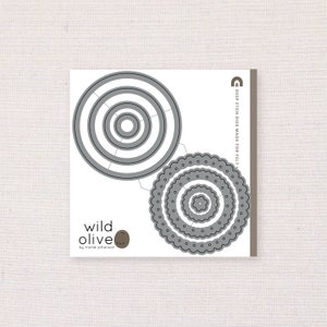 以下が含まれることがあります： クラフト用の2つのダイカットメタルステンシルセット。セットには、5つの同心円と、波状のエッジが付いた5つの同心円のセットが含まれています。ステンシルには、「Deep Etch Dies Made for Felt」と「Wild Olive by Mollie Johanson」のラベルが付いています。