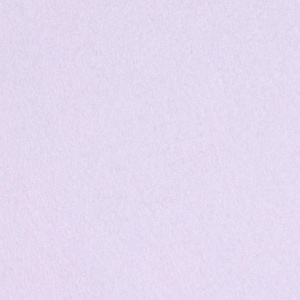 Pode incluir: Uma foto em close-up de uma superfície de papel roxo claro. O papel tem uma aparência ligeiramente texturizada, com variações sutis de tom em toda a superfície. A impressão geral é de uma cor suave e sólida.
