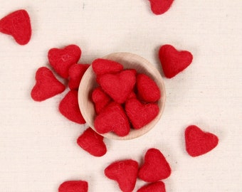 Coeur en feutre, petit paquet rouge // formes en feutre // perles de laine coeur rouge, petits coeurs, décorations de la Saint-Valentin, pompons coeur, mobile bébé