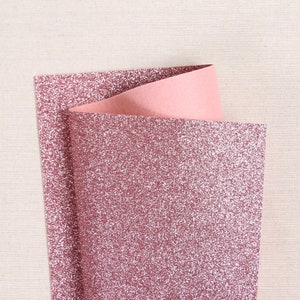 Glittervilt // Blushroze // Bellwether, 9 x 12" glitterviltvel, roze glittervilt, sprankelende accenten, glitterversieringen, vilten bloemen