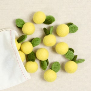 Paquete de 6 limones // Formas de fieltro // Pompones de fieltro de lana, guirnalda DIY, decoración para habitación infantil, móvil, accesorios para fotos, fruta de fieltro, comida de fieltro, decoración de verano
