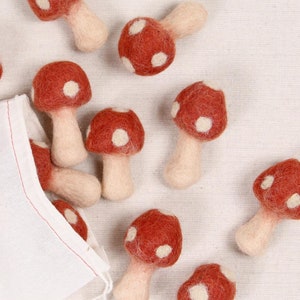 Pilze, Rotbraune Pilze, Bündel von 12 // Filzformen // Wollfilz Pom Poms, DIY Girlande, Kinderzimmer Dekor, Mobile, Foto Requisiten