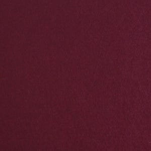 Könnte beinhalten: Ein einfarbiger, tief burgunderfarbener Hintergrund. Die Farbe ist ein sattes, dunkles Rot mit einem Hauch von Lila, was einen luxuriösen und raffinierten Eindruck erzeugt. Die Textur erscheint glatt und gleichmäßig.
