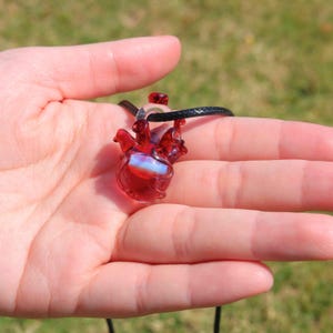 Ciondolo a forma di cuore in vetro fatto a mano, collana a forma di cuore, ciondolo a forma di cuore in vetro rosso, gioielli a forma di cuore, cuore in vetro, arte del vetro, regalo unico per la fidanzata