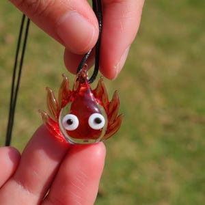 Ręcznie robiony szklany uroczy wisiorek z demonem ognia, prezent na Halloween dla dzieci, biżuteria ze szkła lampwork, wyjątkowy prezent dla niej, prezent dla miłośnika anime