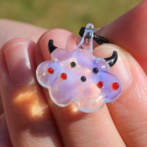 Szklany wisiorek z małym diabłem, słodka biżuteria, prezent na Halloween dla dzieci, biżuteria ze szkła Lampwork, wyjątkowy prezent dla niej, naszyjnik Suncatcher