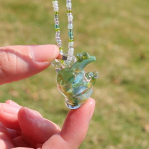 Handgemachter Glasherzanhänger, Herzhalskette, grüner Glasherzanhänger, Herzschmuck, Glasherz, Glaskunst, einzigartiges Geschenk für Freundin