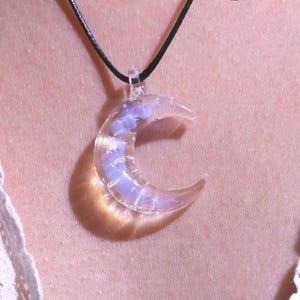 Handgjort glasmånehänge, månhalsband, glasmånehänge, halvmånehalsband, unik present till henne, charmiga smycken, månberlock