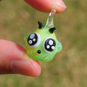 Szklany wisiorek z małym diabłem, słodka biżuteria, prezent na Halloween dla dzieci, biżuteria ze szkła lampwork, wyjątkowy prezent dla niej, specjalny naszyjnik